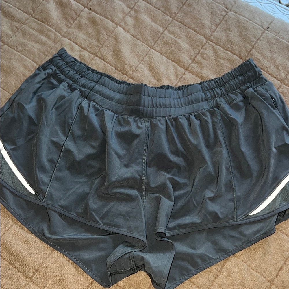 Lululemon Low Rise Hotty Hot Short 2.5”